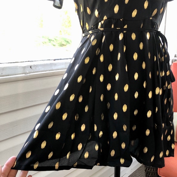 🍃LAST 1 Sm💕NWT Black&Gold Flutter Sleeve Romper - Picture 6 of 14